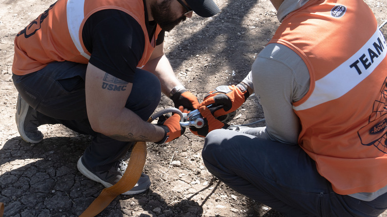 Safe usage of bow shackles and recovery straps