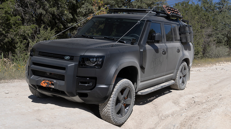 Articulation of the Land Rover Defender 130 front wheel