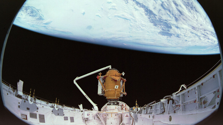 Satellite Shuttle orbit cargo deploy