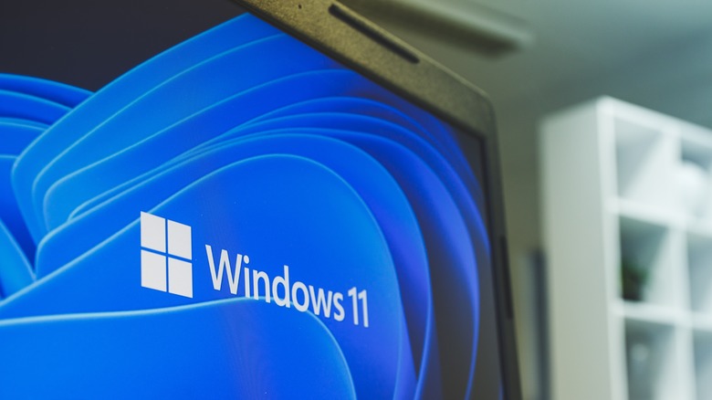 windows 11 logo laptop