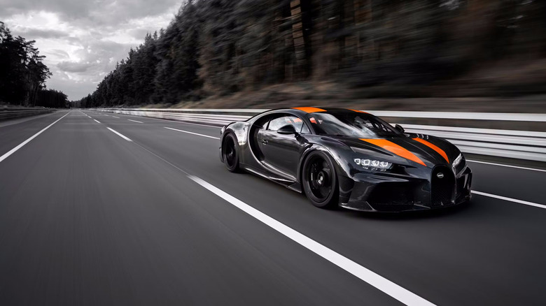 Bugatti Chiron Super Sport 300+ setting production car speed record on track