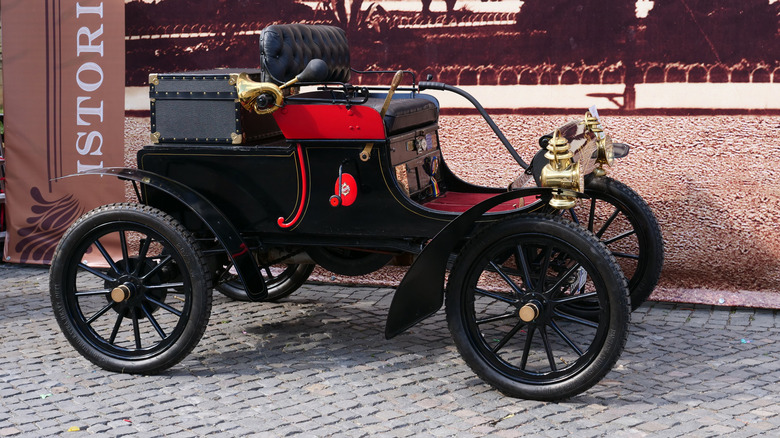 1904 Oldsmobile Curved Dash Runabout in museum