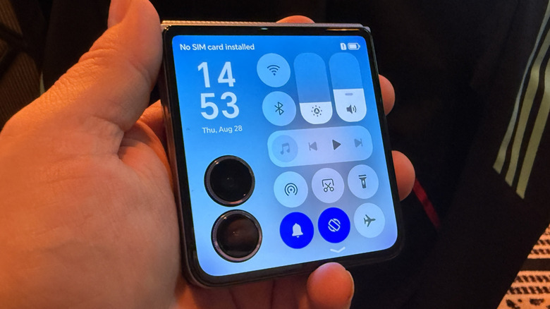 Honor V2 Flip in a man's hand