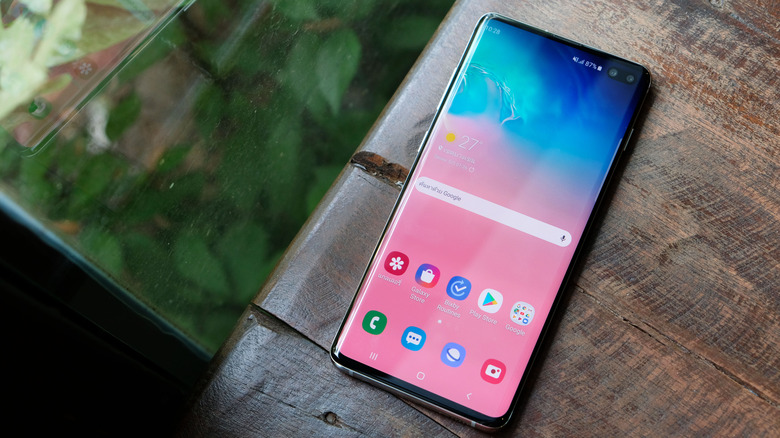 Samsung Galaxy S10+ on wooden table