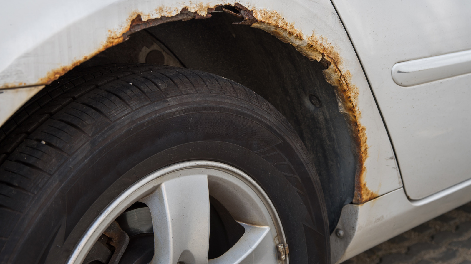 The Garage Essential That Makes For Easy Rust Removal