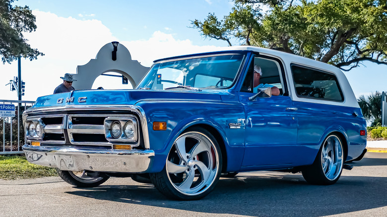Front 3/4 view of 1972 GMC Jimmy in rural setting