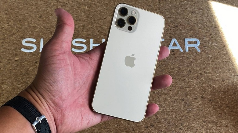 The Gold Iphone 12 Pro Is Just So Darn Pretty Hands On Slashgear