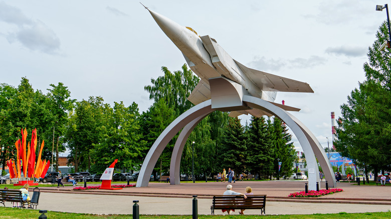mig-31 russian fighter jet display monument