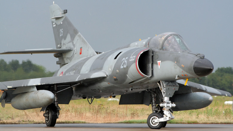 Super-Étendard taxiing tarmac