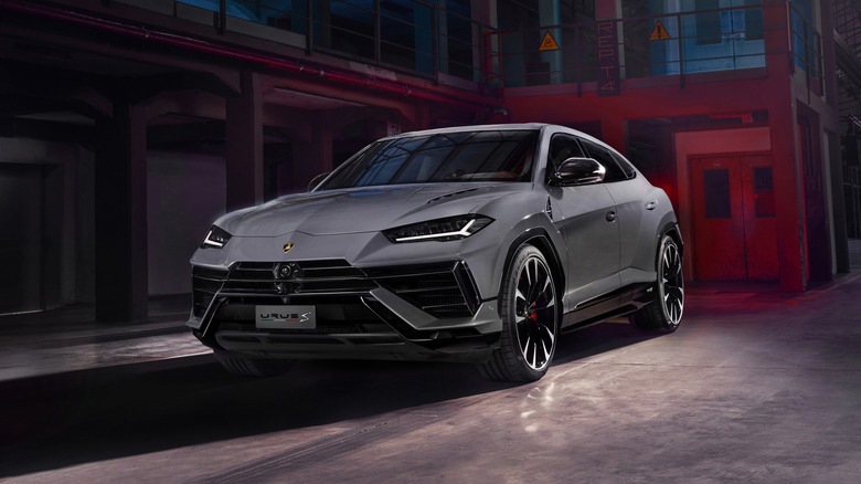 2023 Lamborghini Urus S front view