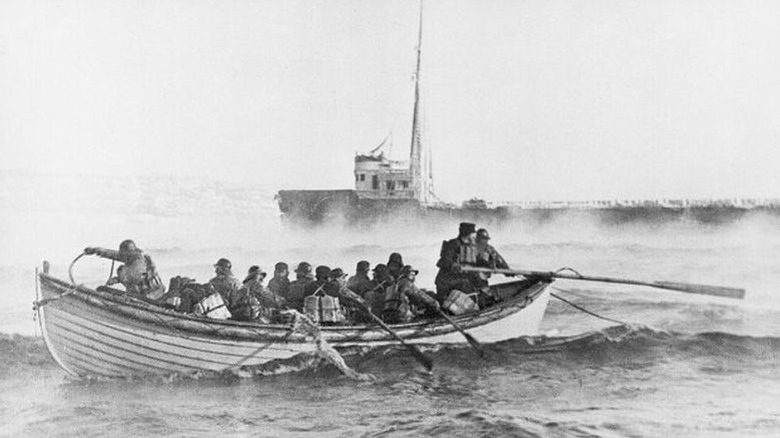 A black and white photo showing a crew rowing out to rescue survivors of the SS Mataafa, taken on November 29, 1905.