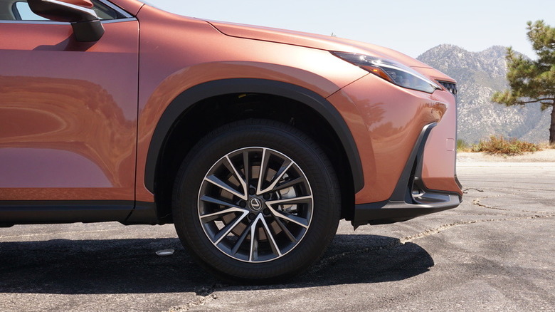 2025 Lexus NX 350h Luxury front wheel