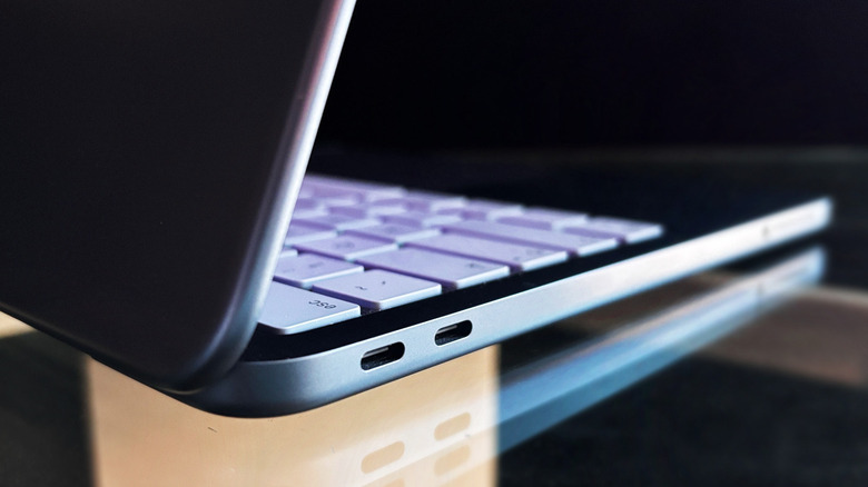 Foto close-up dua port USB di samping MacBook Neo