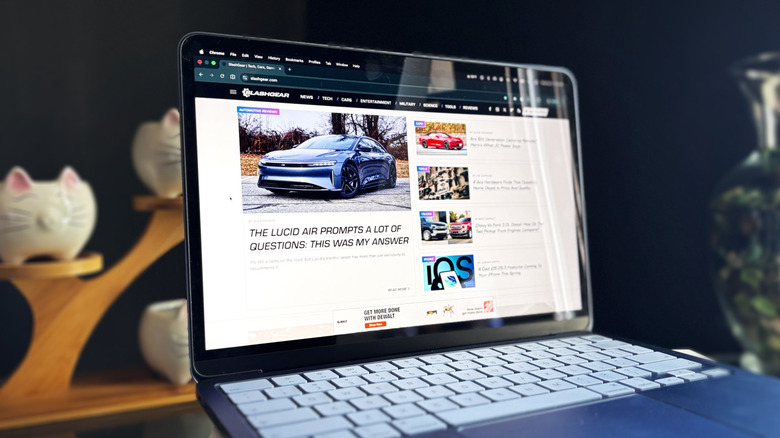 Foto situs web SlashGear di layar MacBook Neo