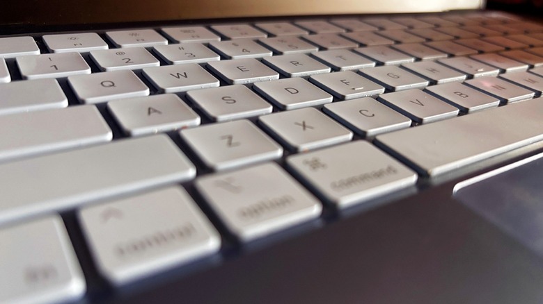 Foto close-up keyboard Indigo MacBook Neo