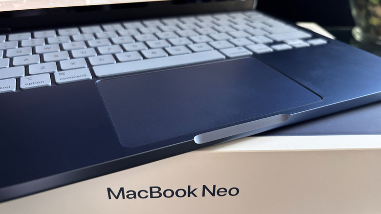 Foto close-up trackpad MacBook Neo