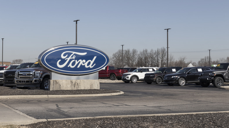 Sinalização da Ford com carros Ford modernos