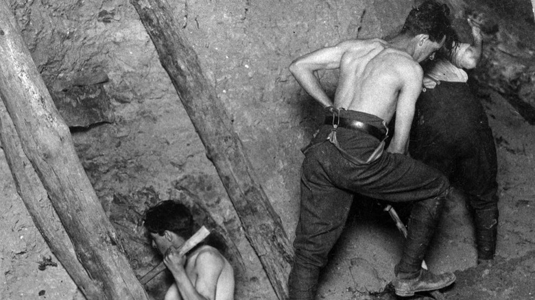 Soldiers digging mine at Messines