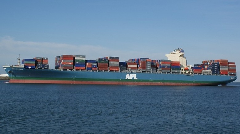 APL Poland, sister ship to MOL Comfort with the same design.