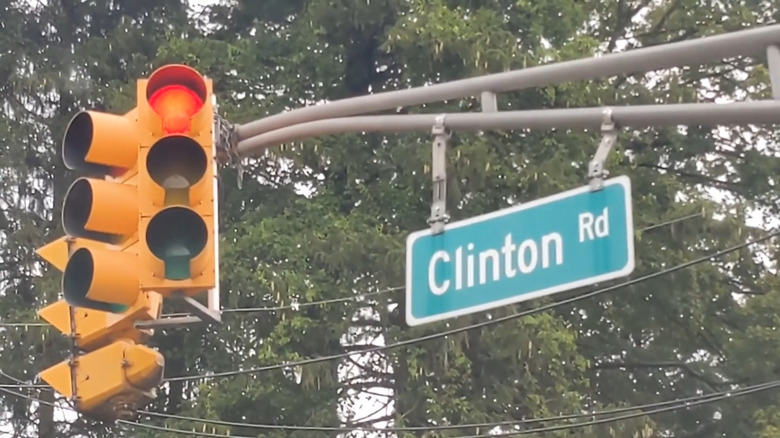 the traffic light on clinton road in new jersey
