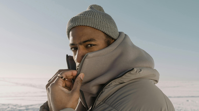 Man outdoors wearing RingConn on finger