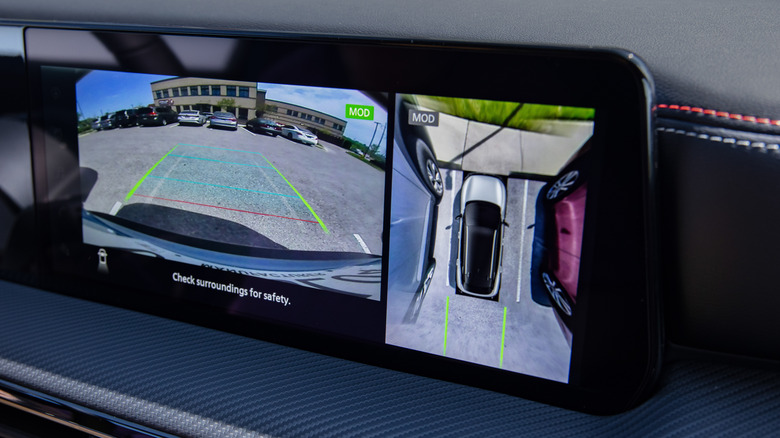 Backup camera screens on a 2025 Nissan Kicks