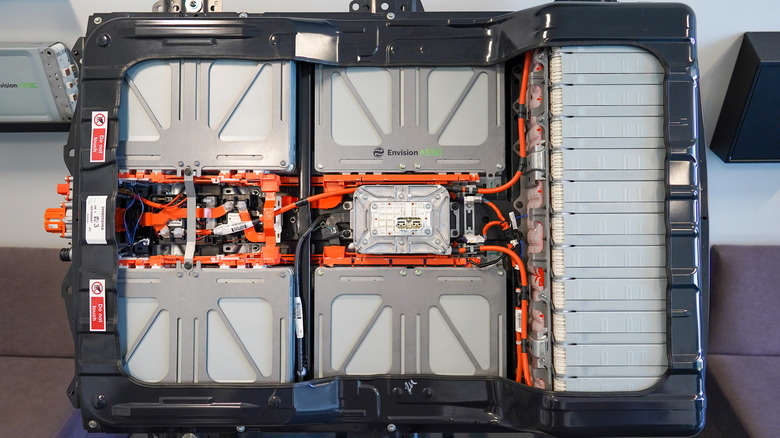 The Nissan Leaf Battery Costs More To Replace Than You Think the-nissan-leaf-battery-costs-more-to-replace-than-you-think