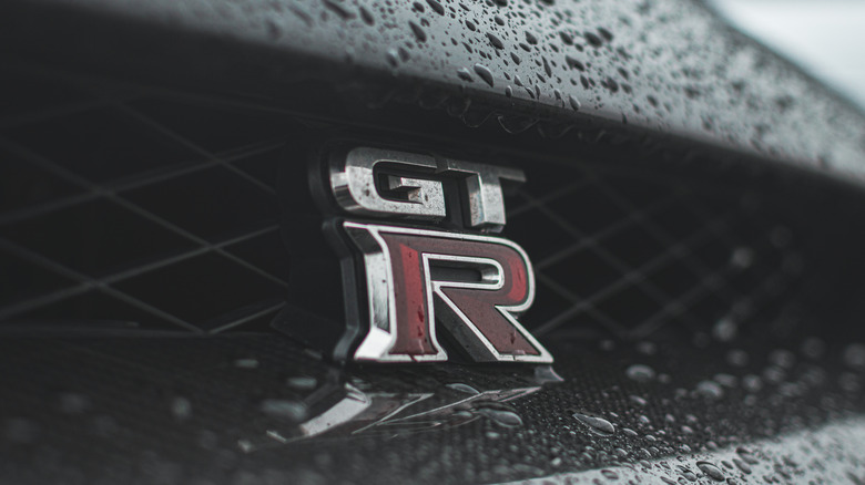 nissan gt-r skyline badge