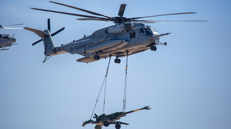 ch-53e super stallion helicopter carry artillery