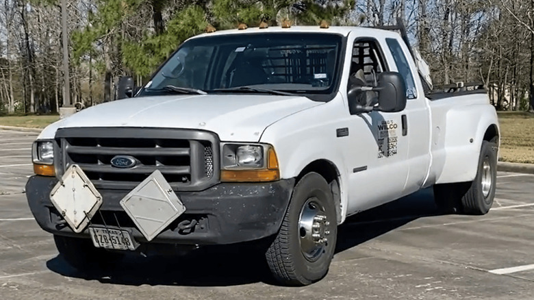Front shot of a 2000 Ford F-350 with 1.3 million miles