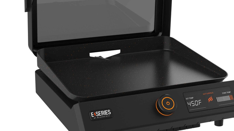 Blackstone 17-inch electric griddle controls and surface