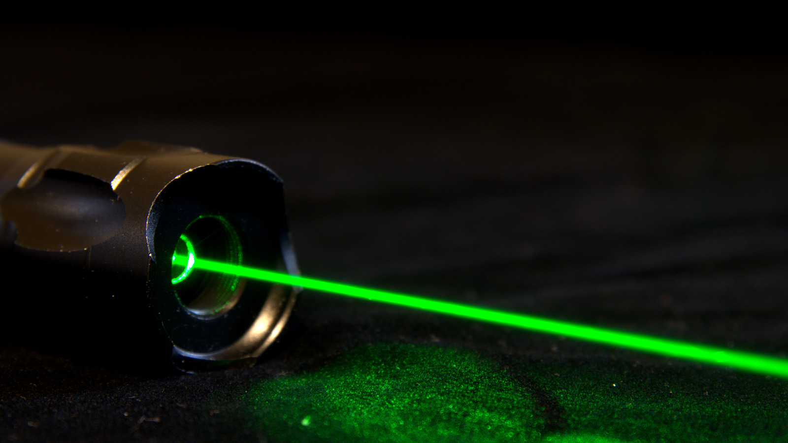 Лазерная указка на телефон. Зеленый лазер. Мощный лазер. Лазерная указка. Светодиод для лазера.