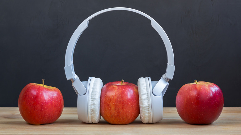 apple headphones radio music itunes