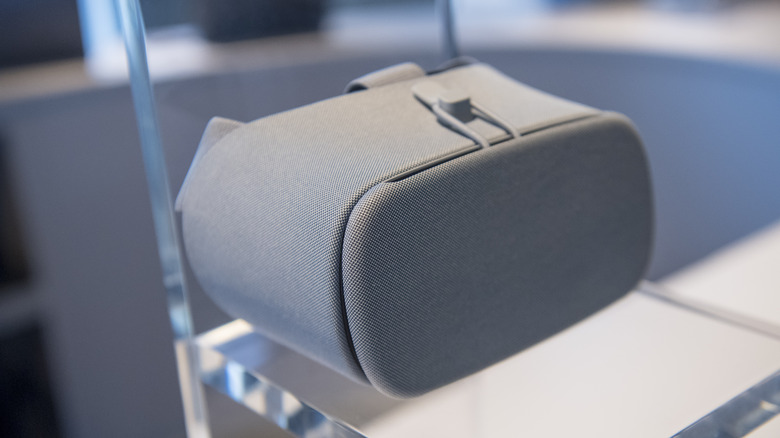 Google Daydream VR headset