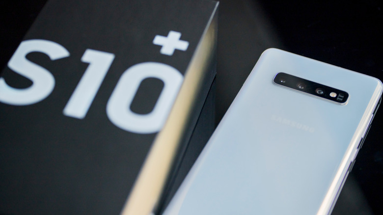 Close up of a black box and Samsung Galaxy S10+ smartphone on the table