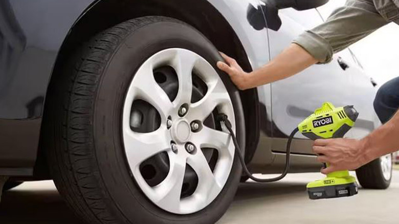 ryobi cordless inflator filling up tire