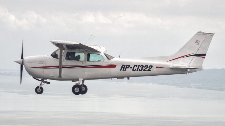 a flying Cessna 172