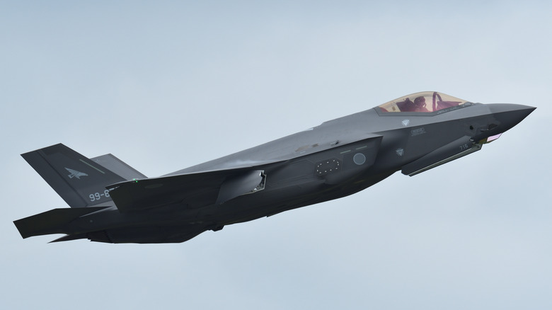 F-35 Joint Strike Fighter flying