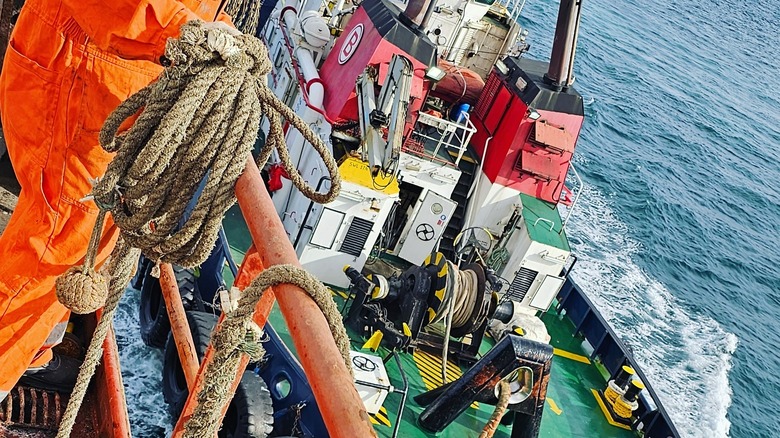 Attaching tow line between vessels