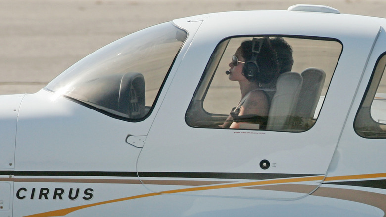 Angelina Jolie pilotando um avião Cirrus