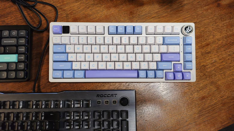 LeoBog Hi75 mechanical keyboard alongside keyboards from Roccat and NuPhy