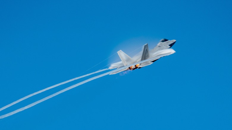 F 22 Raptor using afterburners to climb