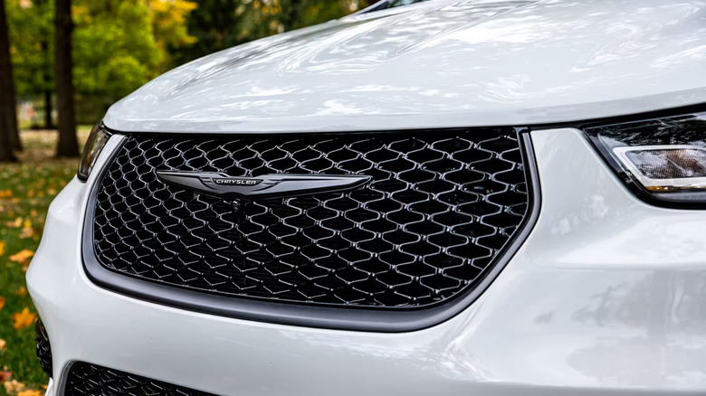 Chrysler Pacifica grill