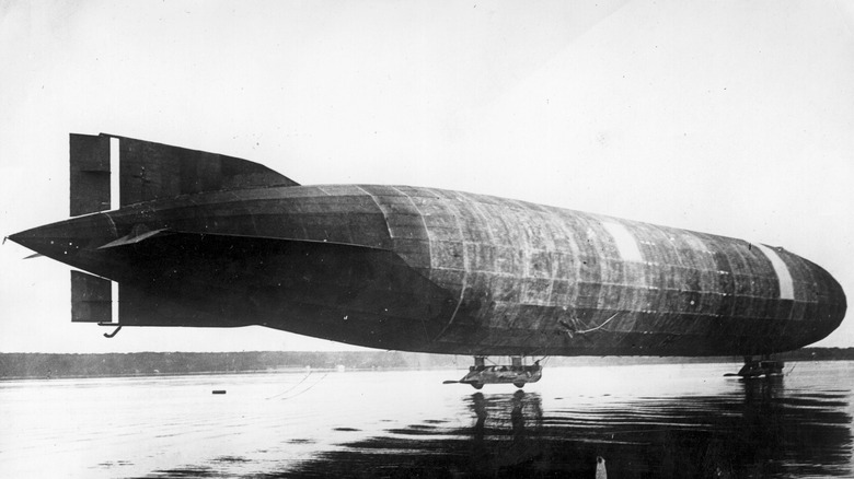 Zeppelin flying 