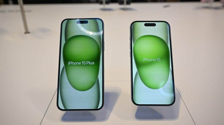 iPhone 15 models on display