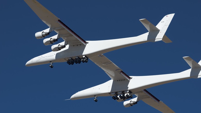 Dual fuselage Stratolaunch flying
