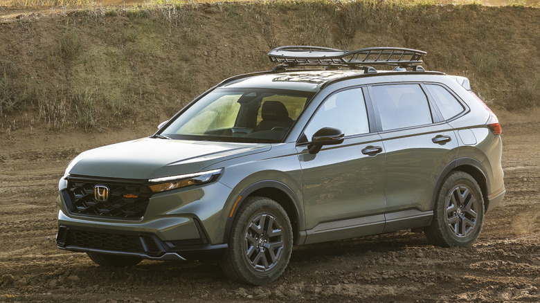 Front 3/4 view of Honda CR-V parked in off-road setting