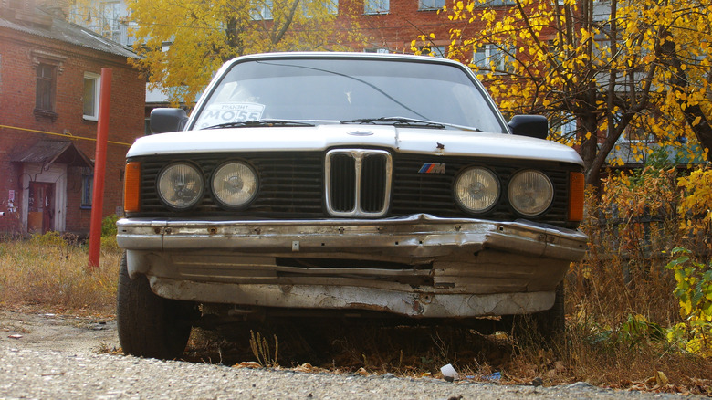 An aging BMW E21 in poor condition