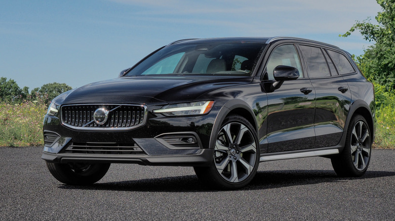2023 Volvo V60 Cross Country front 3/4s