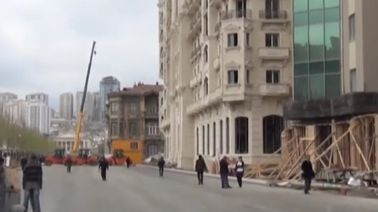 Work underway to move the building at 39 Fizuli/Fuzuli Street, Baku.